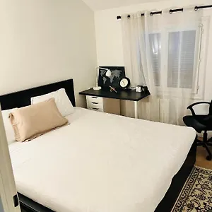 Private In A Tiny 4 Min Drive To Airport Cdg ,1 Private Bathroom Ideal For Families And Friends Habitación en casa particular